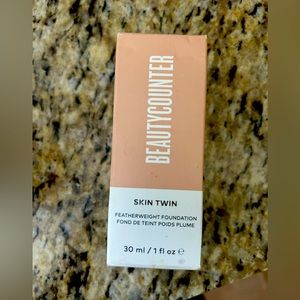 NIB Beauty Counter Skin Twin light 210